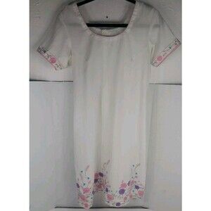 Handmade elegant white kurta Dress featuring intricate embroidery‎ Medium Floral